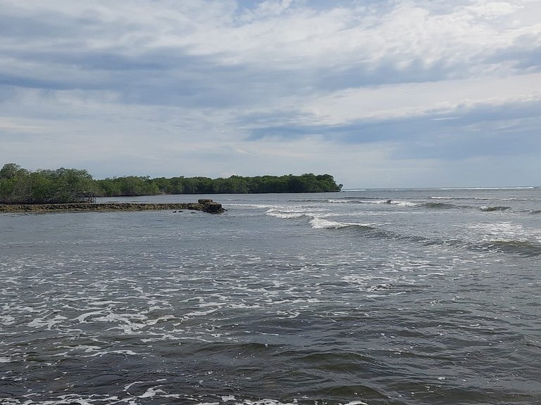 Cabaña ecológica frente al mar en isla fuerte